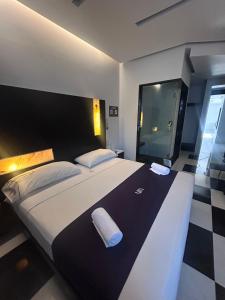 a bedroom with a large bed with two pillows on it at Auto Hotel Via Uno in Boca del Río