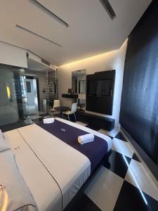 a hotel room with a bed and a flat screen tv at Auto Hotel Via Uno in Boca del Río