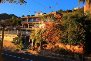 um edifício ao lado de uma colina com flores em Auberge Les Montagnes du Paradis Your Hidden Retreat in Paradise Valley em Agadir