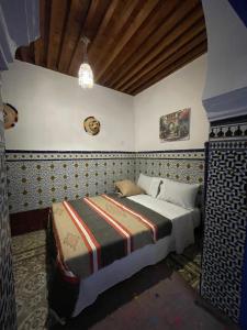 Ένα ή περισσότερα κρεβάτια σε δωμάτιο στο Riad borj blue