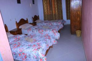 Кровать или кровати в номере Auberge Les Montagnes du Paradis Your Hidden Retreat in Paradise Valley