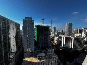 Una vista del horizonte de una ciudad con edificios altos. en ICON Brickell High Floor Condo - Balcony Skyline View - Amazing Spa, en Miami 14 fotos más