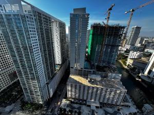 una vista aérea de una ciudad con edificios altos en ICON Brickell High Floor Condo - Balcony Skyline View - Amazing Spa, en Miami