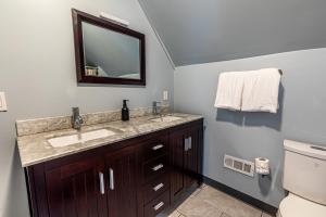 Ένα μπάνιο στο Modern 7BR Retreat