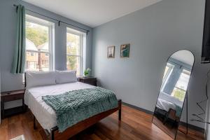 Ένα ή περισσότερα κρεβάτια σε δωμάτιο στο Modern 7BR Retreat