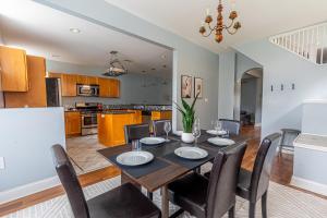 Η κουζίνα ή μικρή κουζίνα στο Modern 7BR Retreat