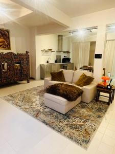 un soggiorno con divano bianco e tappeto di Casa Mia Terra Loft ad Anversa