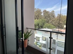 Moderno dpto de estreno en zona centrica في أريكيبا: شرفة مطلة على مبنى