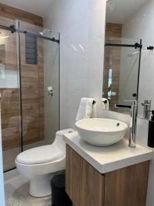 Moderno dpto de estreno en zona centrica في أريكيبا: حمام مع حوض غسيل أبيض ومرحاض +9 صور