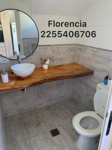 格塞尔镇FloreSer的一间带水槽和镜子的卫生间的浴室