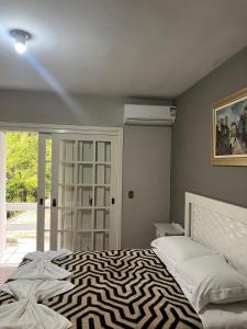 Ένα ή περισσότερα κρεβάτια σε δωμάτιο στο Hospedagem Solari di Gramado