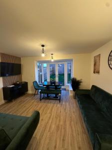 Et opholdsområde på Olive Tree House + 18 billeder