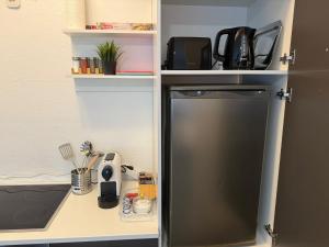 Un escritorio con refrigerador en una habitación. en Better Homes, en Oberhausen