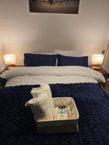 Ένα ή περισσότερα κρεβάτια σε δωμάτιο στο Entire Upstairs 1-Bedroom London Home with Private Bathroom and Kitchen, Great City and Heathrow Links +7 φωτογραφίες