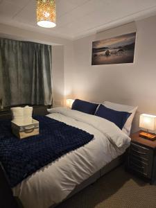 Ένα ή περισσότερα κρεβάτια σε δωμάτιο στο Entire Upstairs 1-Bedroom London Home with Private Bathroom and Kitchen, Great City and Heathrow Links