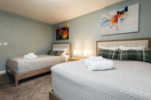 Postel nebo postele na pokoji v ubytování Fabulous Oasis in Las Vegas with Tesla Charger + 44 fotografií