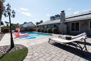 Bazén v ubytování Fabulous Oasis in Las Vegas with Tesla Charger nebo v jeho okolí