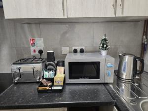 Η κουζίνα ή μικρή κουζίνα στο Entire Upstairs 1-Bedroom London Home with Private Bathroom and Kitchen, Great City and Heathrow Links