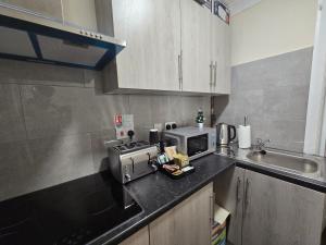 Η κουζίνα ή μικρή κουζίνα στο Entire Upstairs 1-Bedroom London Home with Private Bathroom and Kitchen, Great City and Heathrow Links