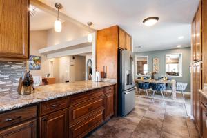 Kuchyň nebo kuchyňský kout v ubytování Fabulous Oasis in Las Vegas with Tesla Charger