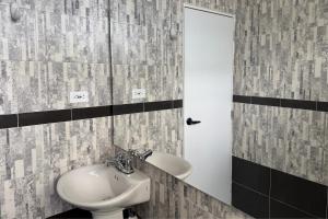 a bathroom with a sink and a toilet at Increíble Apartamento En Sogamoso in Sogamoso