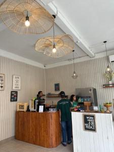 een groep mensen die bij een kassa staan bij Kanda Villa in Ubud +44 foto's