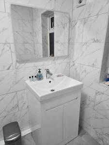 Ένα μπάνιο στο Entire Upstairs 1-Bedroom London Home with Private Bathroom and Kitchen, Great City and Heathrow Links