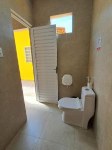 een badkamer met een wit toilet in een kamer bij Casa & lazer - Com piscina aquecida e churrasqueira in Garanhuns