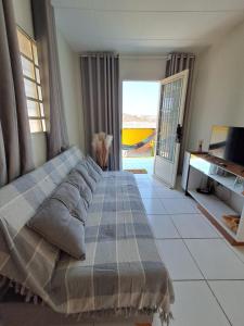 een slaapkamer met een bed en een televisie. bij Casa & lazer - Com piscina aquecida e churrasqueira in Garanhuns