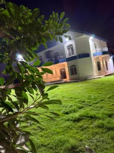 Almajidy Villa في القاهرة: منزل أمامه حديقة خضراء
