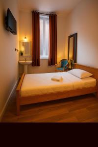 Postel nebo postele na pokoji v ubytování Hôtel Le Paris Brest