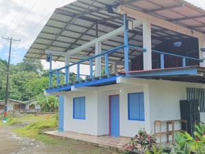 a small house with a blue balcony at Lunaria Pacífico in El Valle