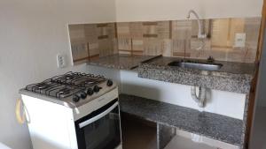 a kitchen with a stove and a sink at Lugar de paz in Marataizes