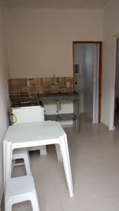 a white table and bench in a room at Lugar de paz in Marataizes