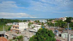 a small town with houses and the ocean at Lugar de paz in Marataizes