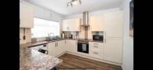 Køkken eller tekøkken på Traditional meets Modern, steps to local shops + 7 billeder