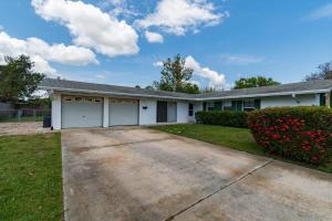 ein Haus mit zwei Garagentüren in einem Hof in der Unterkunft Spacious 4 Bedroom Home near USSSA Complex in Rockledge