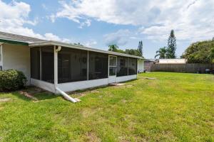 ein Haus mit Glasschiebetüren im Hof in der Unterkunft Spacious 4 Bedroom Home near USSSA Complex in Rockledge