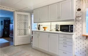 Η κουζίνα ή μικρή κουζίνα στο Cozy Home In Årjäng With Wifi