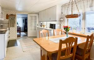 Η κουζίνα ή μικρή κουζίνα στο Cozy Home In Årjäng With Wifi