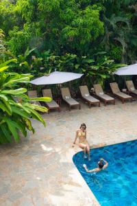 zwei Frauen im Swimmingpool eines Resorts in der Unterkunft Bio Rio Hotel in San Jerónimo + 167 Fotos