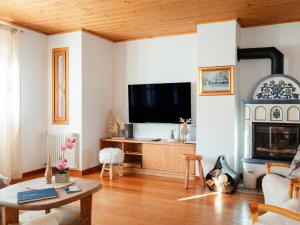 塔尔维西奥Chalet Alpino con Sauna a 4 min a piedi dalle piste da sci的客厅墙上有一台平板电视 更多31张照片