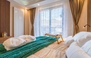 Ένα ή περισσότερα κρεβάτια σε δωμάτιο στο F2 NEW GUDAURI MOUNTAIN VIEW APARTMENTs