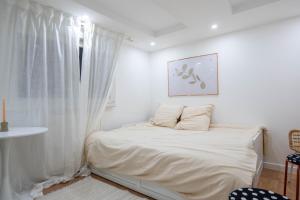 Ένα ή περισσότερα κρεβάτια σε δωμάτιο στο Studio Étoile D'Or Proche Paris