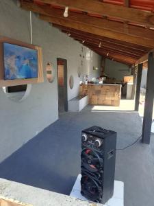 una camera con piano cottura al centro di un edificio di Rancho vale encanto a Araguari