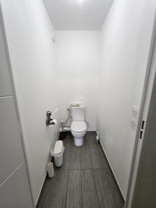 Ένα μπάνιο στο Opposite Metro 14, Cozy Guest Room with Garden & Free Parking, 5 min Orly Airport, 7 min Paris