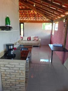 un soggiorno con un divano e un tavolo di Rancho vale encanto a Araguari