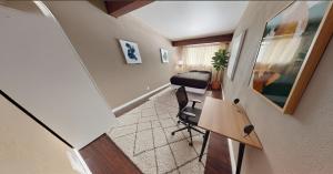 Zimmer mit einem Schreibtisch und einem Stuhl in einem Zimmer in der Unterkunft Budget-Friendly Auburn Retreat in Auburn