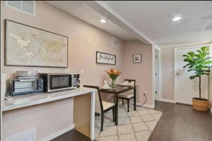 eine Küche mit einem Tisch und einer Mikrowelle auf der Theke in der Unterkunft Budget-Friendly Auburn Retreat in Auburn