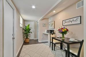 ein Esszimmer und eine Küche mit Tisch und Stühlen in der Unterkunft Budget-Friendly Auburn Retreat in Auburn